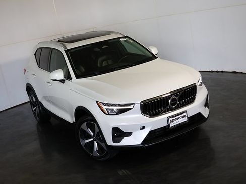 Used 2023 Volvo XC40 B5 Plus w/ Protection Package Premier AWD/4WD image 7