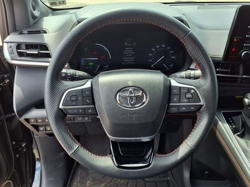 Used 2023 Toyota Sienna XSE w/ XSE Plus Package AWD/4WD image 5