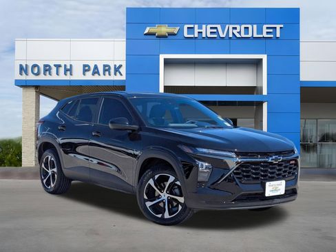 Used 2026 Chevrolet Trax RS w/ Driver Confidence Package image 1