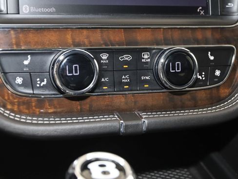 Used 2019 Bentley Bentayga image 43