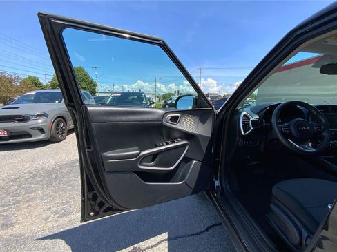 Used 2023 Kia Soul LX w/ Option Group 015 FWD image 19