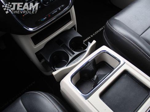 Used 2015 Chrysler Town & Country Touring-L w/ Driver Convenience Group image 18