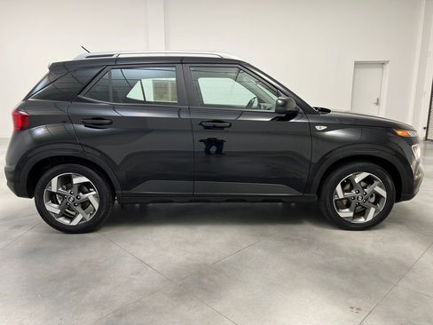 Used 2025 Hyundai Venue SEL image 8