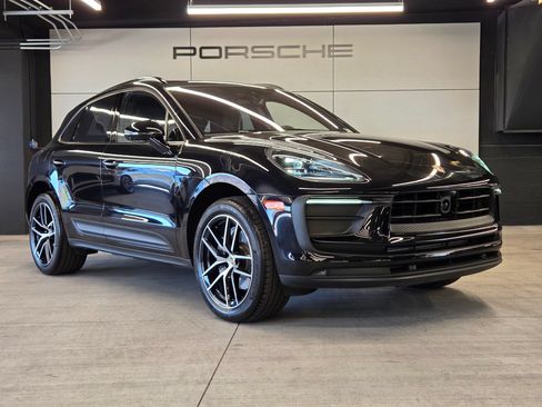 Certified 2025 Porsche Macan AWD/4WD image 30