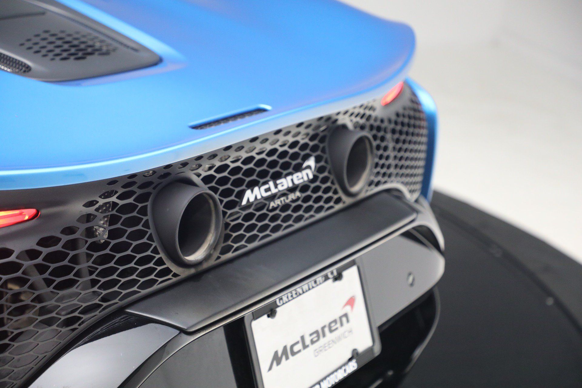 Used 2024 McLaren Artura RWD image 24