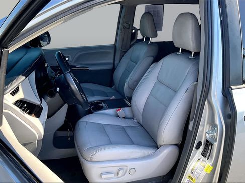 Used 2017 Toyota Sienna XLE FWD image 7