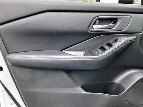 Used 2024 Nissan Rogue SV image 24