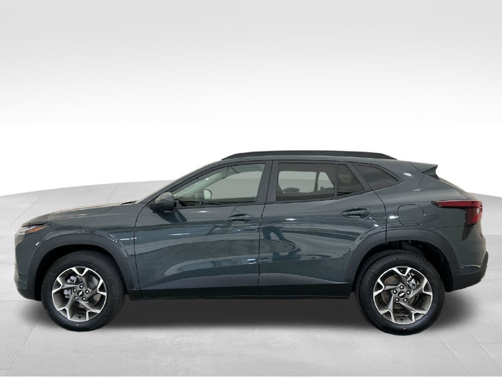 Used 2025 Chevrolet Trax LT FWD image 2