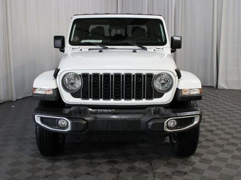 Used 2025 Jeep Gladiator Sport image 7