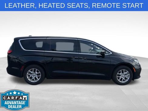 Used 2025 Chrysler Pacifica Select FWD image 3