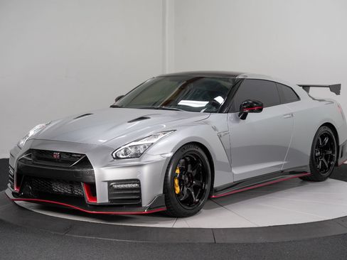 Used 2018 Nissan GT-R NISMO AWD/4WD image 6