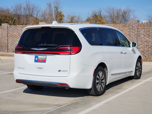 Used 2022 Chrysler Pacifica Limited image 6