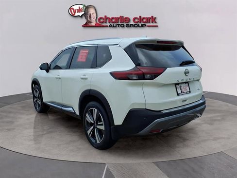 Used 2023 Nissan Rogue SL image 3