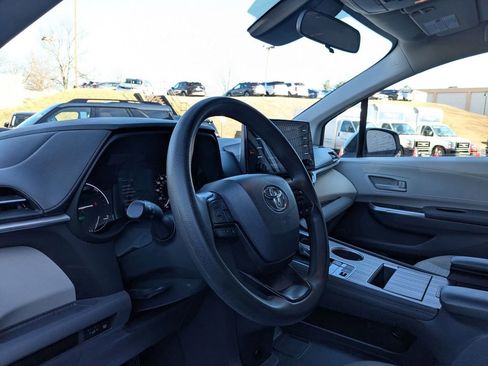Used 2024 Toyota Sienna LE image 11