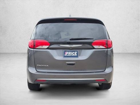 Used 2017 Chrysler Pacifica Touring Plus w/ Tire & Wheel Group FWD image 6