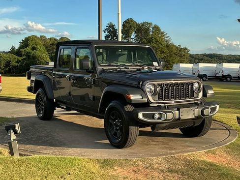 Used 2024 Jeep Gladiator Sport AWD/4WD image 9