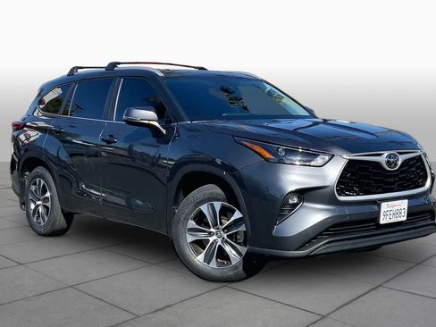 Used 2023 Toyota Highlander XLE FWD image 2
