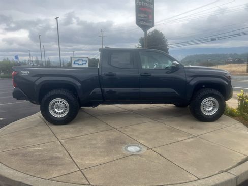 New 2025 Toyota Tacoma TRD Sport image 5