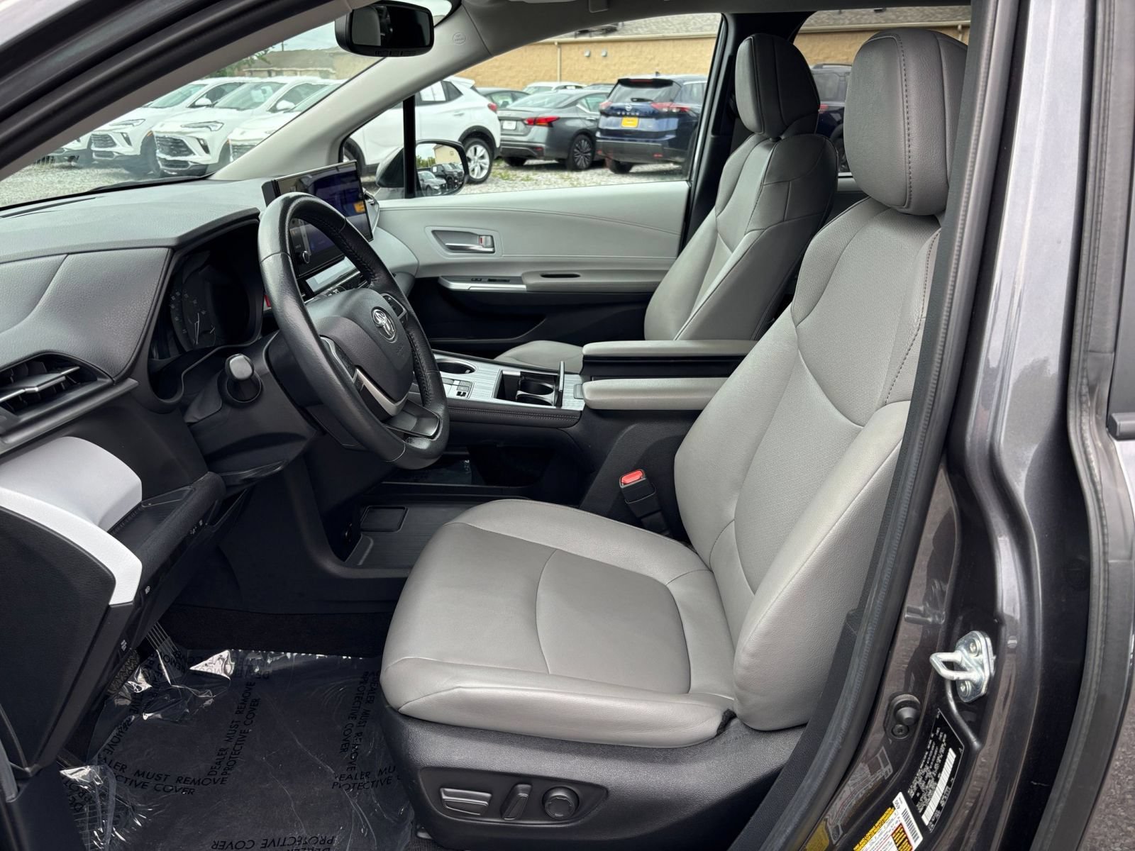 Used 2025 Toyota Sienna XLE FWD image 28