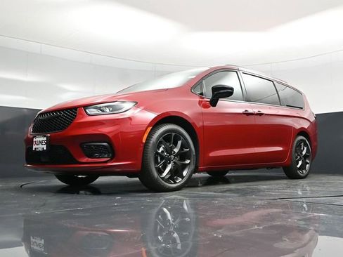 New 2026 Chrysler Pacifica Limited FWD image 60