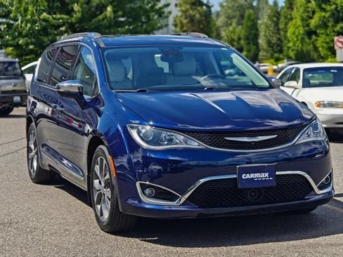Used 2017 Chrysler Pacifica Limited w/ UConnect Theater Package FWD image 1