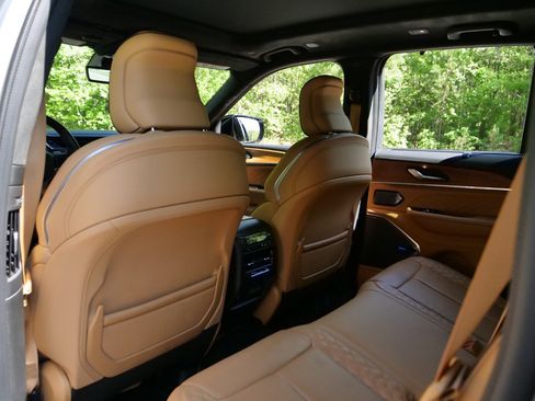 Used 2022 Jeep Grand Cherokee Summit AWD/4WD image 34