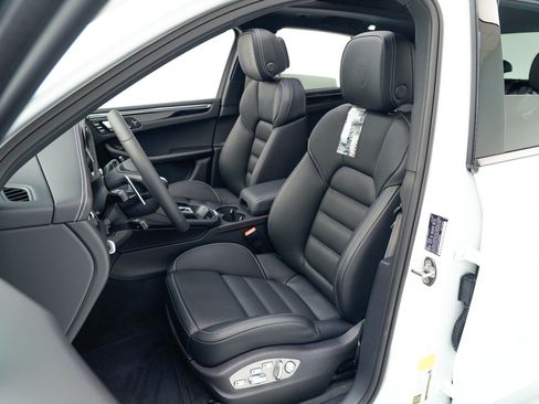 Certified 2026 Porsche Macan Turbo AWD/4WD image 5