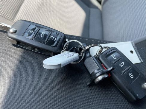 Used 2018 Volkswagen Beetle 2.0T FWD image 36