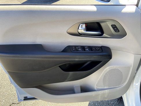 Used 2018 Chrysler Pacifica Limited image 9