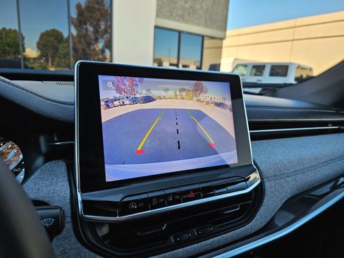 Used 2024 Jeep Compass Latitude image 32