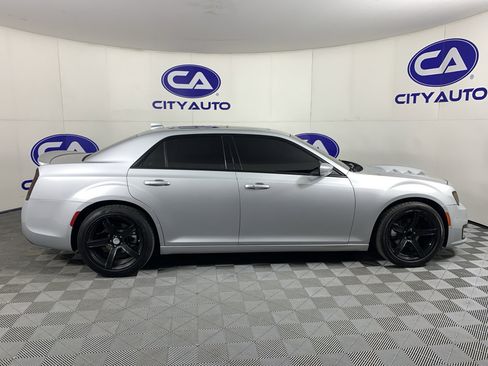 Used 2022 Chrysler 300 S RWD image 2