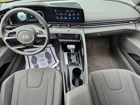Used 2024 Hyundai Elantra SEL image 9