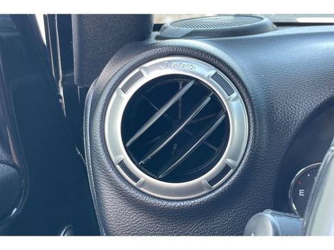 Used 2017 Jeep Wrangler Unlimited Sahara w/ Connectivity Group AWD/4WD image 26