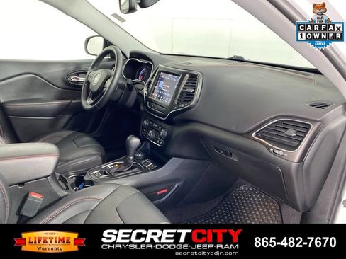 Used 2019 Jeep Cherokee Trailhawk AWD/4WD image 32