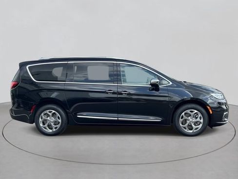 Used 2021 Chrysler Pacifica Limited AWD/4WD image 5