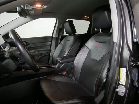 Used 2022 Jeep Compass Trailhawk w/ Trailhawk Convenience Group AWD/4WD image 13