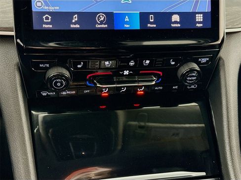 Used 2022 Jeep Grand Cherokee Limited w/ Luxury Tech Group II image 10