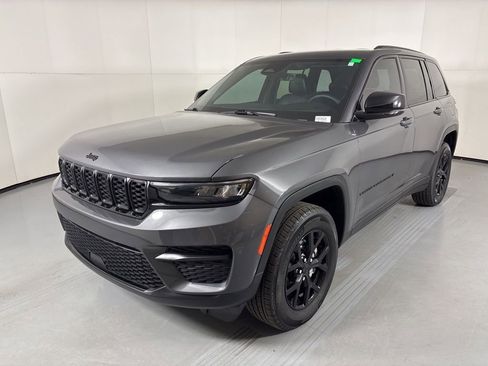 Used 2025 Jeep Grand Cherokee Altitude AWD/4WD image 4