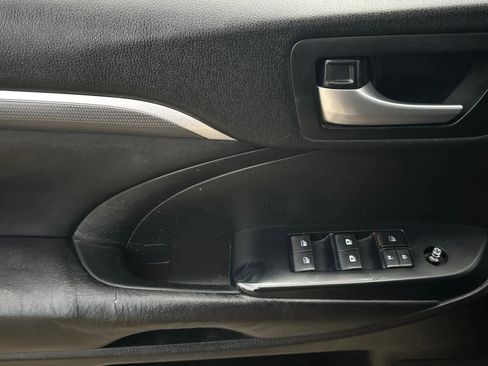 Used 2017 Toyota Highlander SE image 13