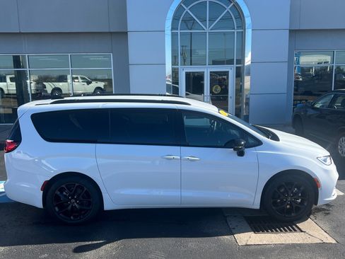 New 2026 Chrysler Pacifica Select FWD image 1