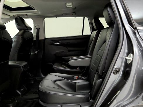 Used 2023 Toyota Highlander XLE AWD/4WD image 21