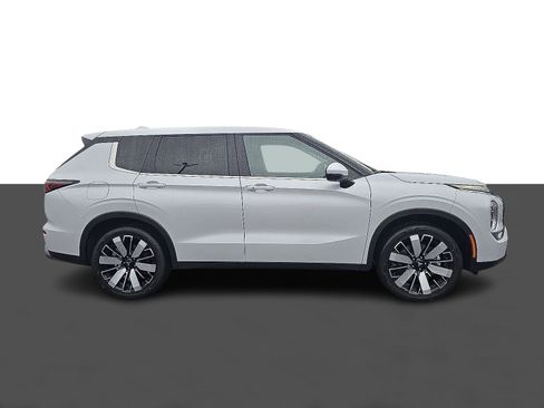 New 2025 Mitsubishi Outlander SE image 3