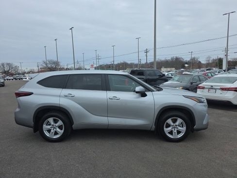 Certified 2024 Toyota Highlander LE image 3