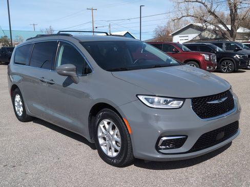Used 2022 Chrysler Pacifica Touring-L image 4