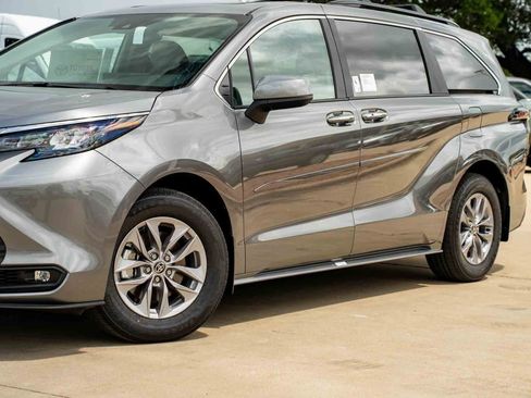 New 2026 Toyota Sienna XLE FWD image 5