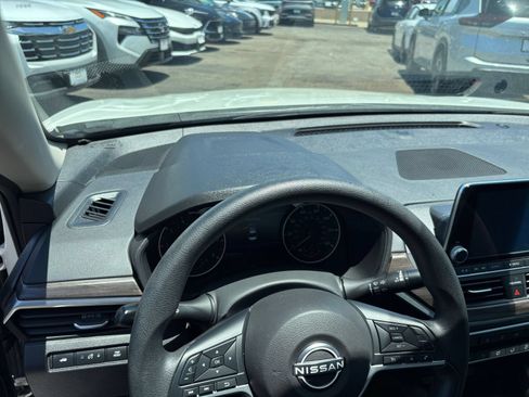 Used 2025 Nissan Altima 2.5 SV FWD image 34