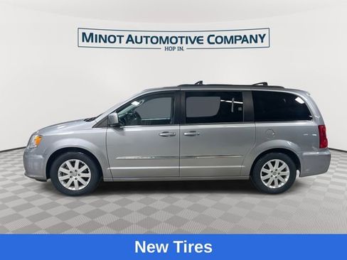 Used 2016 Chrysler Town & Country Touring FWD image 5