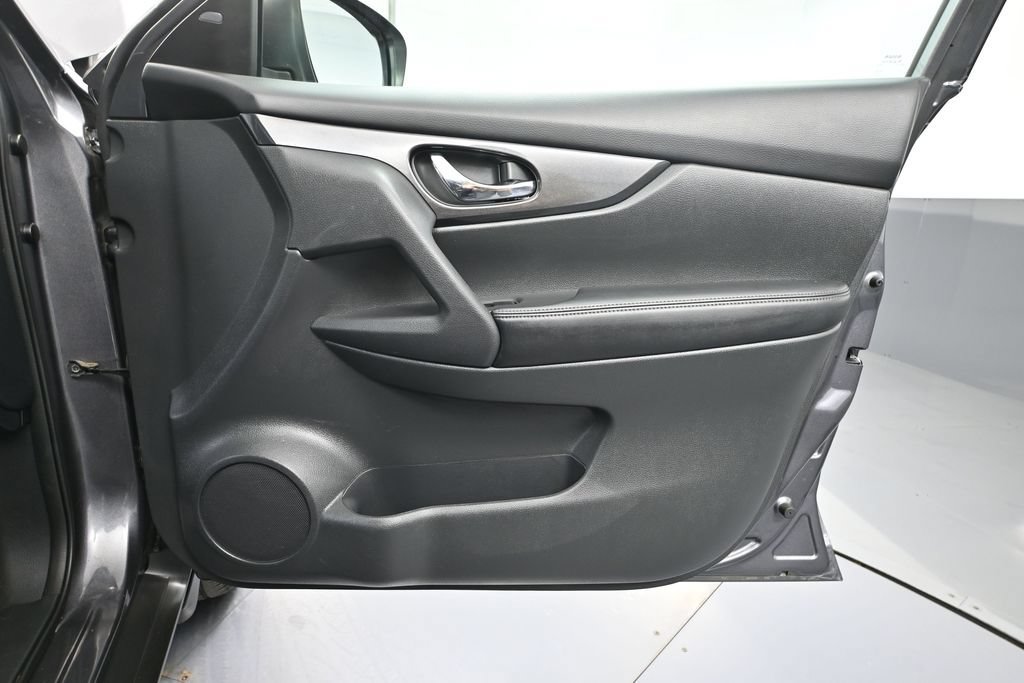 Used 2017 Nissan Rogue S FWD image 33