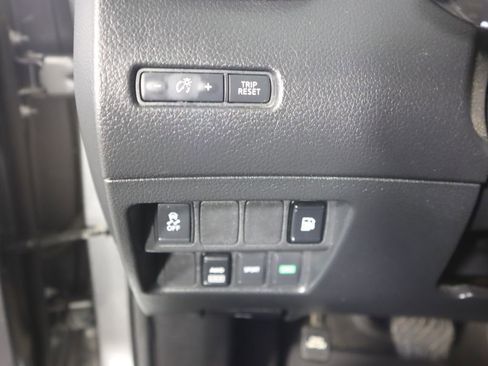 Used 2018 Nissan Rogue S image 17