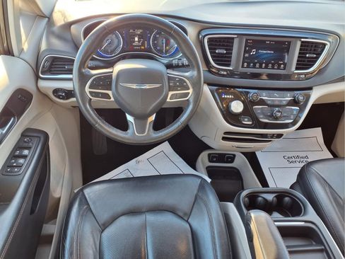 Used 2020 Chrysler Pacifica Touring-L image 3